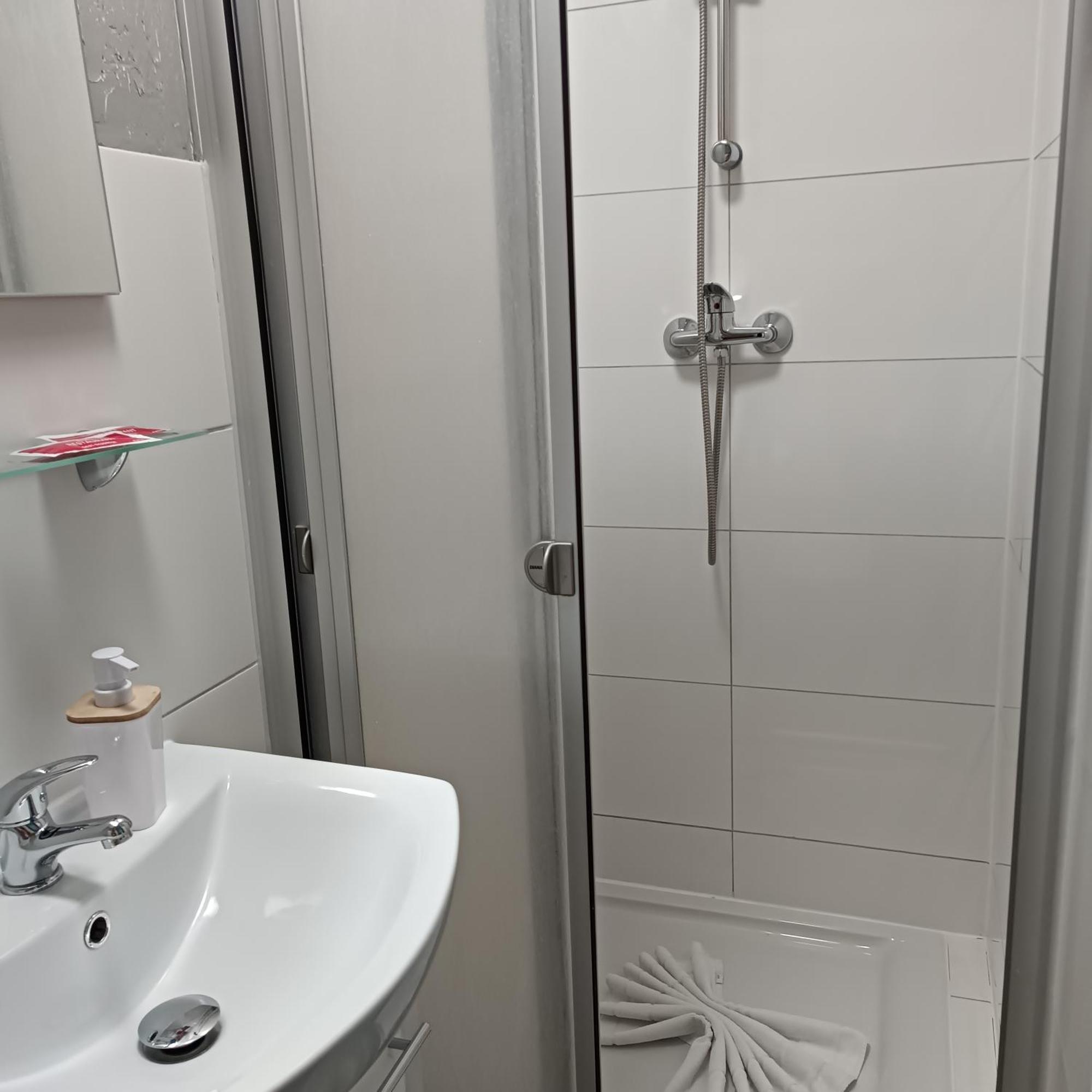 Hotel Ari Кайзерслаутерн Екстериор снимка
